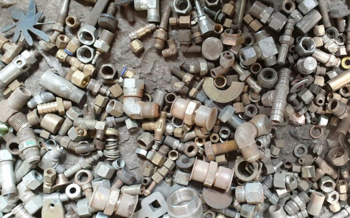 Samling af VVS-fittings og metaldele til installationer